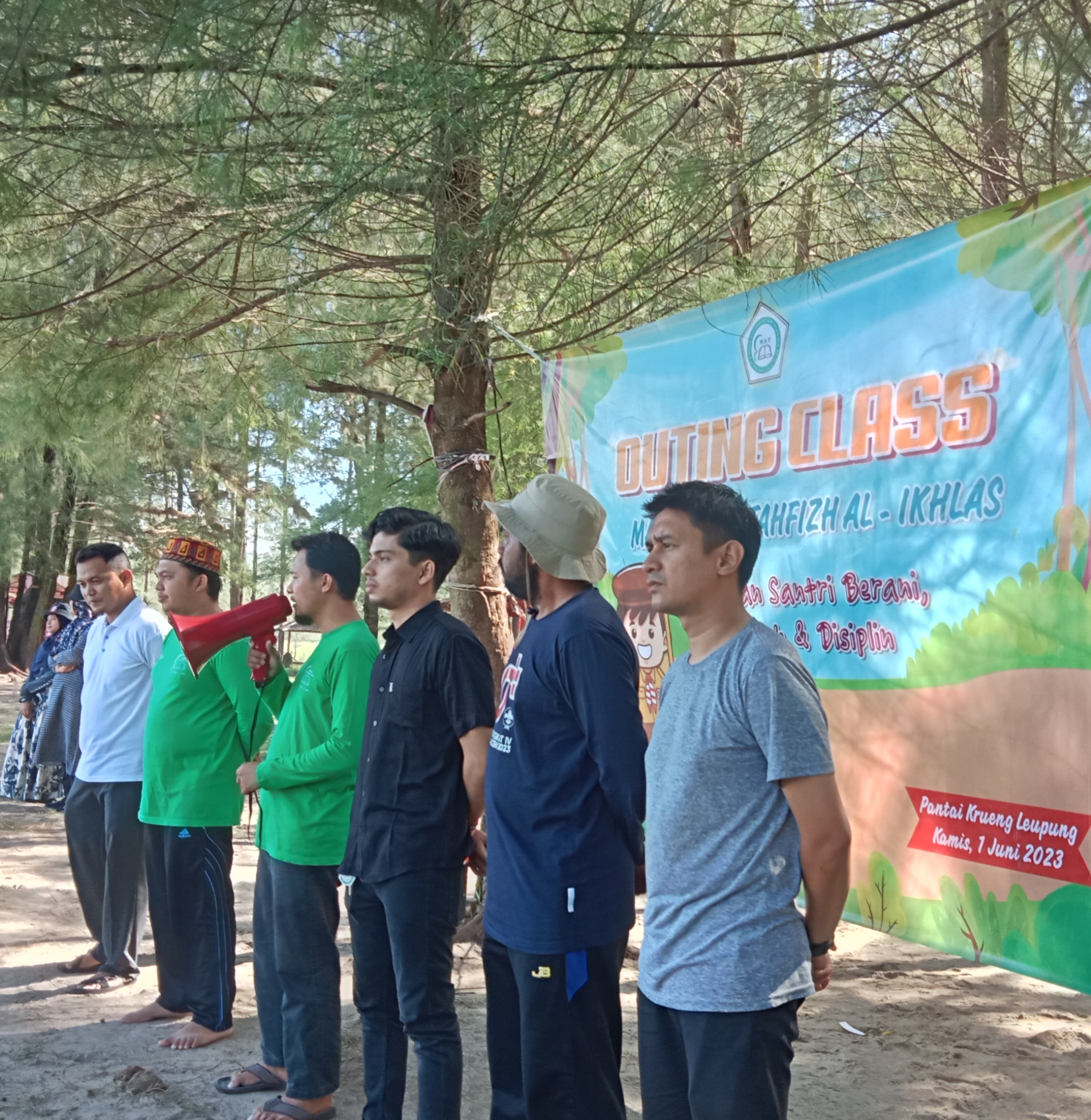 MAT DAARUT TAHFIZH AL – IKHLAS ADAKAN OUTING CLASS DI PANTAI KRUENG LEUPUNG