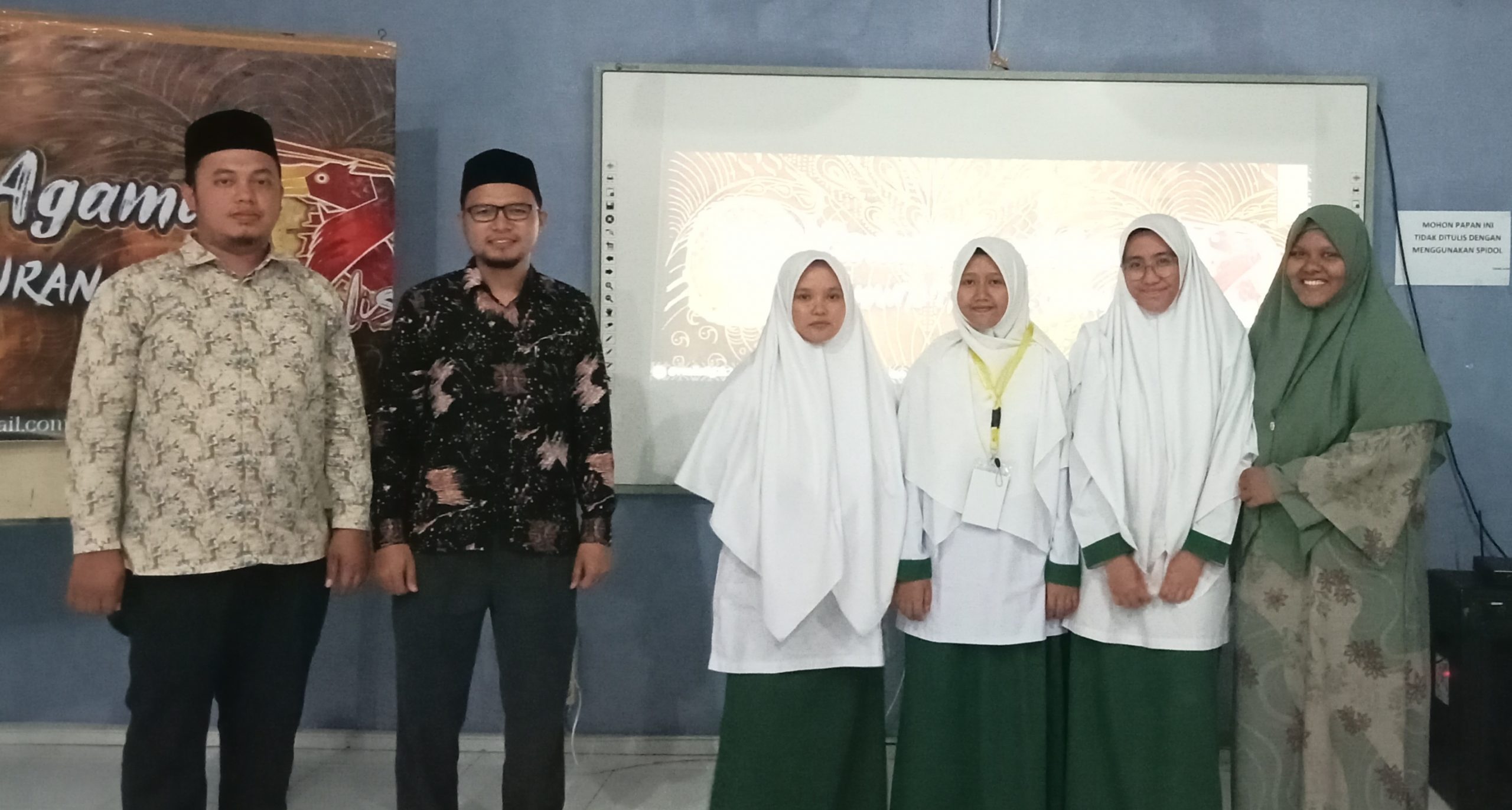 SANTRI MAT DAARUT TAHFIZH REBUT JUARA 2 CERDAS CERMAT DI REALISTIG 2022